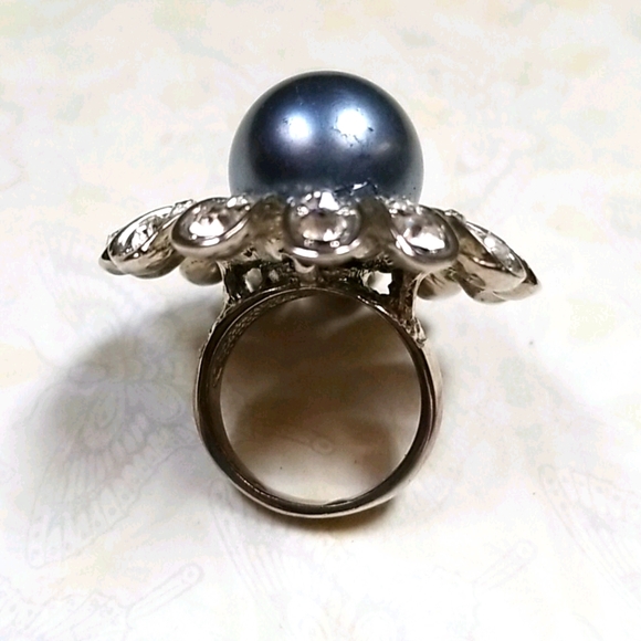 Vintage Faux Pearl and Rhinestone Flower Ring SZ 6 - Picture 10 of 16